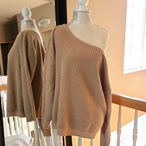 Off the shoulder sweater 🖤